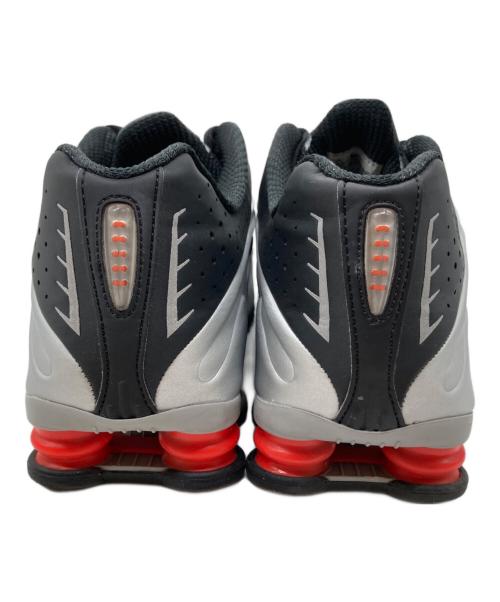 NIKE（ナイキ）NIKE (ナイキ) SHOX R4 METALLIC SILVER　HQ1988-002 スニーカー シルバー×ブラック サイズ: 28.5cmの古着・服飾アイテム
