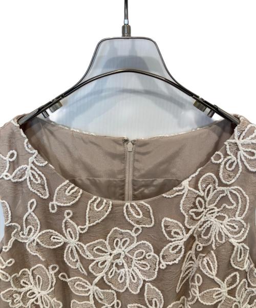 Diagram GRACE CONTINENTAL（ダイアグラム グレースコンチネンタル）Diagram GRACE CONTINENTAL (ダイアグラム グレースコンチネンタル) チュールコードフラワー ワンピース 37435083 ベージュ サイズ:38の古着・服飾アイテム