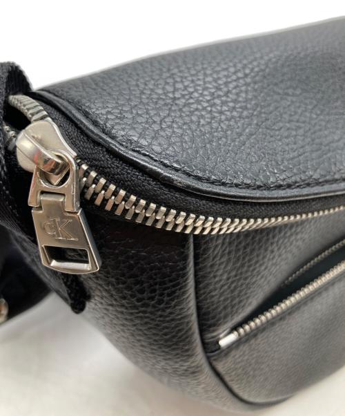 Calvin Klein（カルバンクライン）Calvin Klein (カルバンクライン) コネクテッド ラウンド クロスボディバッグ 	DH3405 ブラックの古着・服飾アイテム