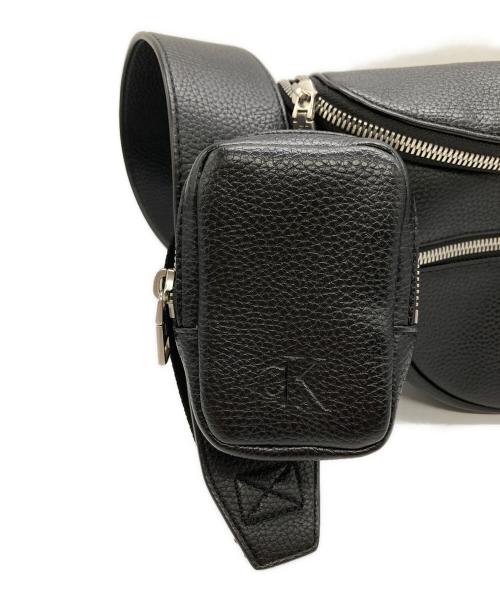 Calvin Klein（カルバンクライン）Calvin Klein (カルバンクライン) コネクテッド ラウンド クロスボディバッグ 	DH3405 ブラックの古着・服飾アイテム