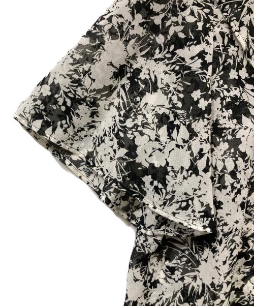ANAYI（アナイ）ANAYI (アナイ) シャドーフラワープリントラッフル ブラウス　102327-13-160-95-380 ブラック×ホワイト サイズ:38 未使用品の古着・服飾アイテム