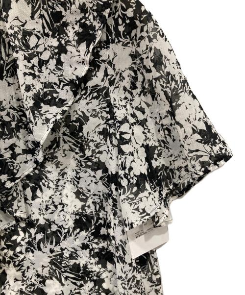 ANAYI（アナイ）ANAYI (アナイ) シャドーフラワープリントラッフル ブラウス　102327-13-160-95-380 ブラック×ホワイト サイズ:38 未使用品の古着・服飾アイテム
