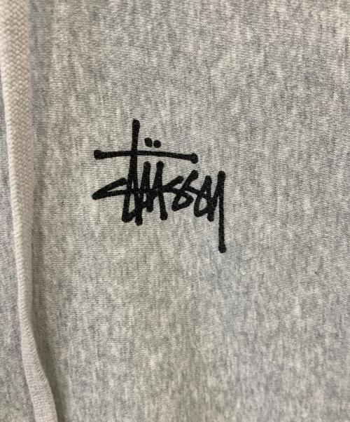stussy（ステューシー）stussy (ステューシー) ベーシックロゴプリントジップパーカー グレー サイズ:Mの古着・服飾アイテム