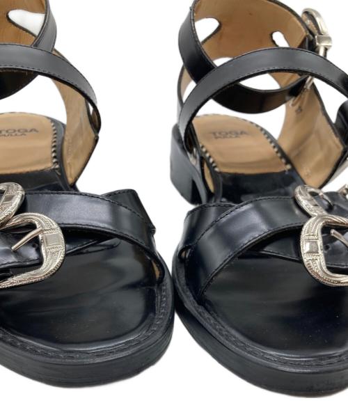 TOGA PULLA（トーガ プルラ）TOGA PULLA (トーガ プルラ) クロストラップサンダル AJ885 ブラック サイズ:37の古着・服飾アイテム