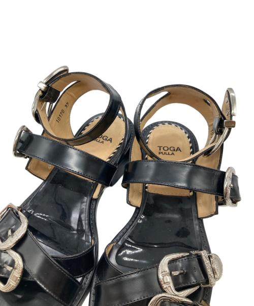 TOGA PULLA（トーガ プルラ）TOGA PULLA (トーガ プルラ) クロストラップサンダル AJ885 ブラック サイズ:37の古着・服飾アイテム