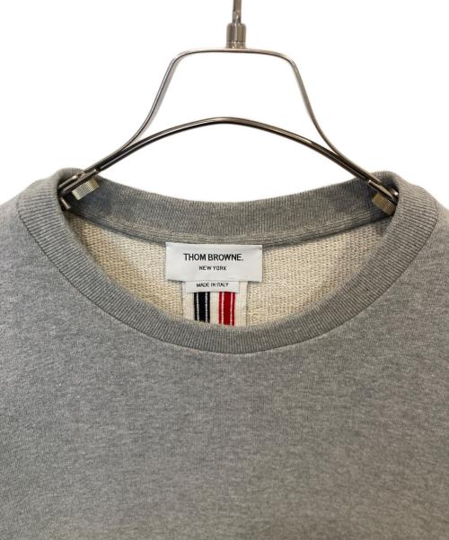 Thom Browne（トムブラウン）Thom Browne (トムブラウン) RWBストライプ クルーネックスウェットシャツ MJT185A-03377055 グレー サイズ:3の古着・服飾アイテム