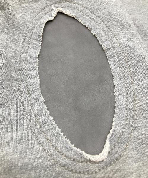 Maison Margiela（メゾンマルジェラ）Maison Margiela (メゾンマルジェラ) カウレザーエルボーパッチスウェットプルオーバー S50GU0090 S25368 グレー サイズ:50の古着・服飾アイテム