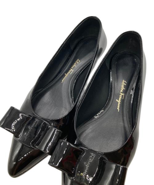 Salvatore Ferragamo（サルヴァトーレ フェラガモ）Salvatore Ferragamo (サルヴァトーレ フェラガモ) エナメルリボンパンプス 19824 ブラック サイズ: 6 Dの古着・服飾アイテム