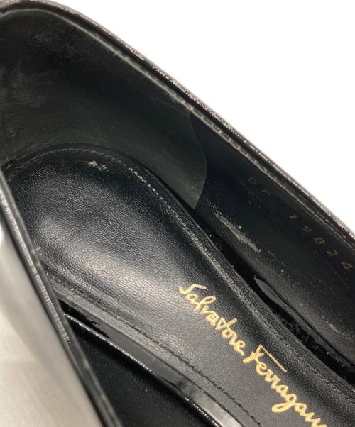 Salvatore Ferragamo（サルヴァトーレ フェラガモ）Salvatore Ferragamo (サルヴァトーレ フェラガモ) エナメルリボンパンプス 19824 ブラック サイズ: 6 Dの古着・服飾アイテム