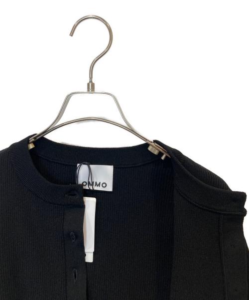 OMMO（オーエムエムオー）OMMO (オーエムエムオー) BLOCKING PEPLUM KT CD ブロッキング ペプラム ニット カーディガン 882540509401 ブラック サイズ:36 未使用品の古着・服飾アイテム