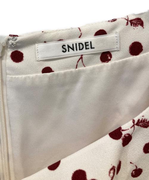 Snidel（スナイデル）Snidel (スナイデル) Sustainableフルーツプリントワンピース　SWFO262015 アイボリー サイズ: 0の古着・服飾アイテム