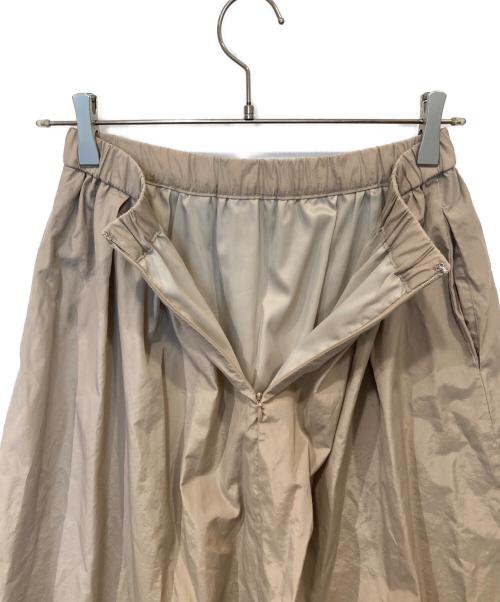 UNTITLED（アンタイトル）UNTITLED (アンタイトル) シャイニータイプライタースカート　153-75401 ベージュ サイズ:1の古着・服飾アイテム