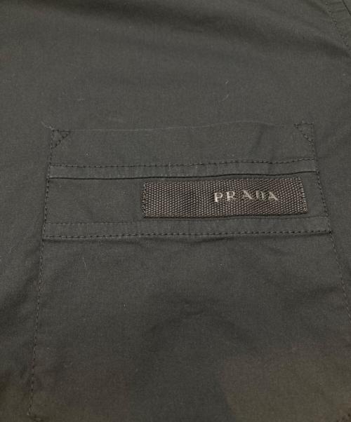 PRADA（プラダ）PRADA (プラダ) コットンナイロンストレッチロゴ半袖シャツ SC181H F62 ブラック サイズ:41の古着・服飾アイテム