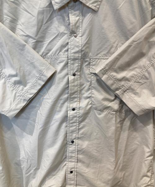 THE NORTH FACE（ザ ノース フェイス）THE NORTH FACE (ザ ノース フェイス) ツ ショートスリーブヌプシシャツ NR22650 ベージュ サイズ:Lの古着・服飾アイテム