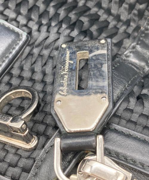 Salvatore Ferragamo（サルヴァトーレ フェラガモ）Salvatore Ferragamo (サルヴァトーレ フェラガモ) 編み込みハンドバッグ　DY-21 E451 ブラックの古着・服飾アイテム