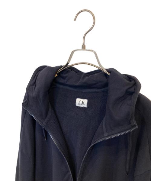 C.P COMPANY（シーピーカンパニー）C.P COMPANY (シーピーカンパニー) DIAGONAL RAISED FLEECE GOGGLE SWEATSHIRT ダイアゴナル・レイズド・フリース・ゴーグル・スウェットシャツ RCCMSS715A ネイビー サイズ:Lの古着・服飾アイテム