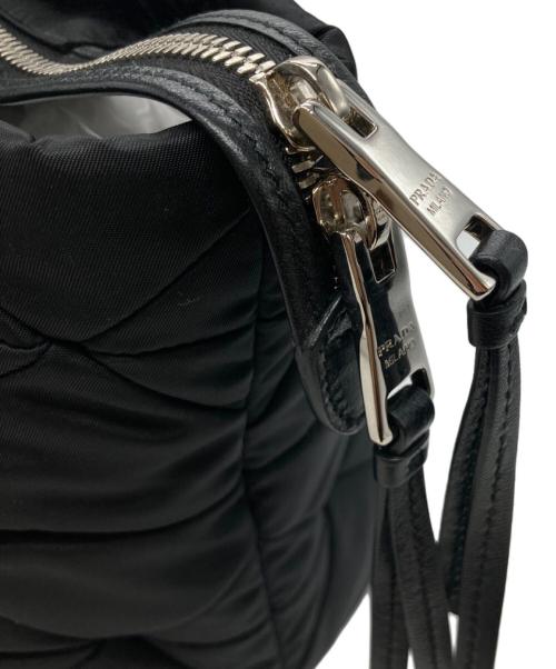 PRADA（プラダ）PRADA (プラダ) ミディアム パデッド Re-Nylon xレザー トートバッグ 1BG436 ブラックの古着・服飾アイテム