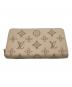 LOUIS VUITTON（ルイ ヴィトン）の古着「ジッピー・ウォレット LVブロデリー・アングレーズ / 長財布 M82471」｜ベージュ