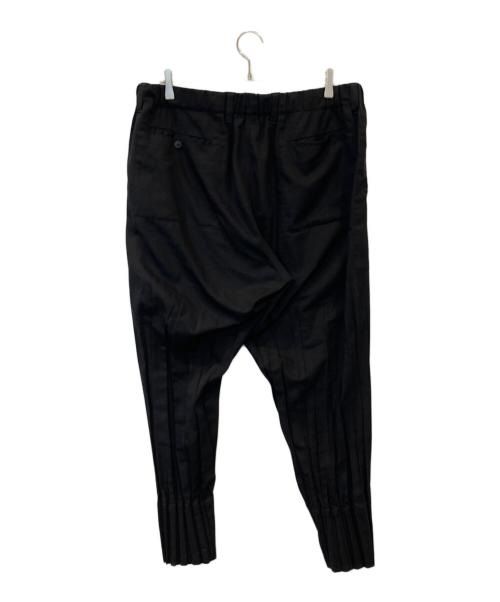 ISSEY MIYAKE MEN（イッセイミヤケメン）ISSEY MIYAKE MEN (イッセイミヤケメン) 裾プリーツテーパードパンツ　ME81FF251 ブラック サイズ:5の古着・服飾アイテム