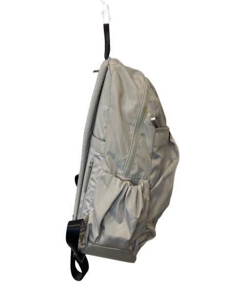 emmi（エミ）emmi (エミ) eco 撥水レザーパイピングギャザーボディーバックパック 13WGB249307 グレーの古着・服飾アイテム