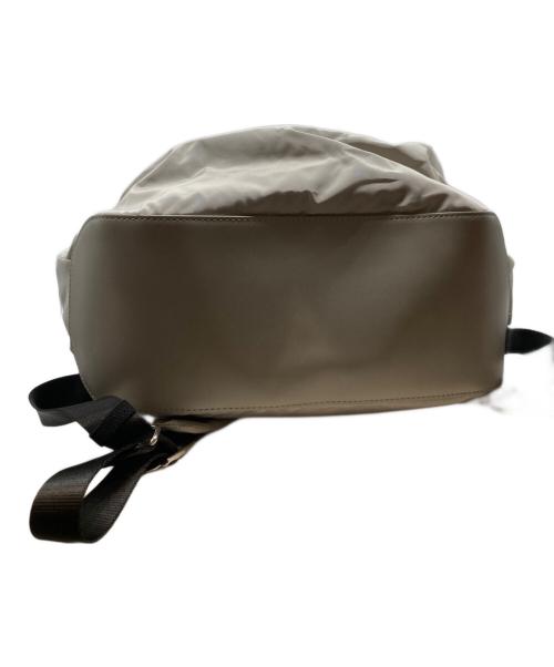 emmi（エミ）emmi (エミ) eco 撥水レザーパイピングギャザーボディーバックパック 13WGB249307 グレーの古着・服飾アイテム