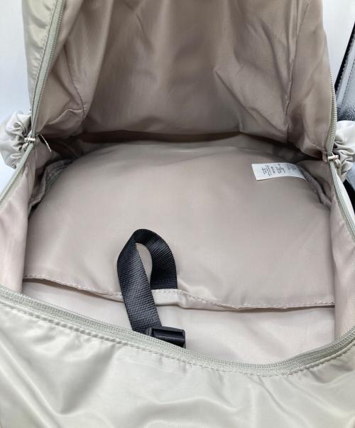 emmi（エミ）emmi (エミ) eco 撥水レザーパイピングギャザーボディーバックパック 13WGB249307 グレーの古着・服飾アイテム