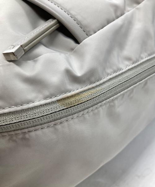emmi（エミ）emmi (エミ) eco 撥水レザーパイピングギャザーボディーバックパック 13WGB249307 グレーの古着・服飾アイテム