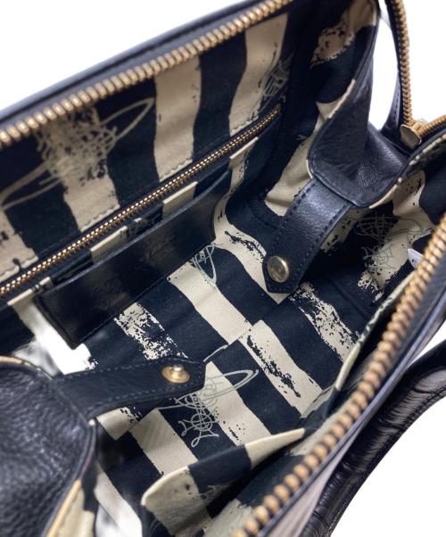 Vivienne Westwood（ヴィヴィアンウエストウッド）Vivienne Westwood (ヴィヴィアンウエストウッド) クロコ型押しオーブロゴハンドバッグ ブラックの古着・服飾アイテム