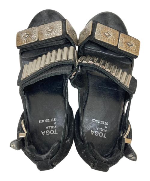 TOGA PULLA（トーガ プルラ）TOGA PULLA (トーガ プルラ) STUDIOUS (ステュディオス) ビジューフラットサンダル ブラック サイズ:25㎝の古着・服飾アイテム