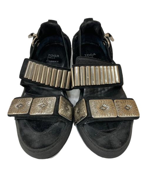 TOGA PULLA（トーガ プルラ）TOGA PULLA (トーガ プルラ) STUDIOUS (ステュディオス) ビジューフラットサンダル ブラック サイズ:25㎝の古着・服飾アイテム