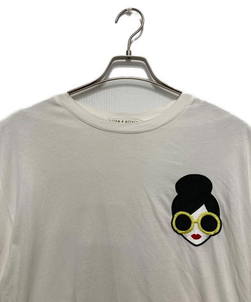 alice+olivia（アリスアンドオリビア）alice+olivia (アリスアンドオリビア) ワンポイント刺繍Tシャツ ホワイト サイズ:Sの古着・服飾アイテム