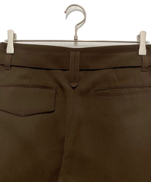 CULLNI（クルニ）CULLNI (クルニ) BELTED TAPERED SLACKS ブラウン サイズ:Sの古着・服飾アイテム