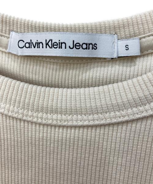 Calvin Klein Jeans（カルバンクラインジーンズ）Calvin Klein Jeans (カルバンクラインジーンズ) 裾ロゴカットソー ベージュ サイズ:Sの古着・服飾アイテム