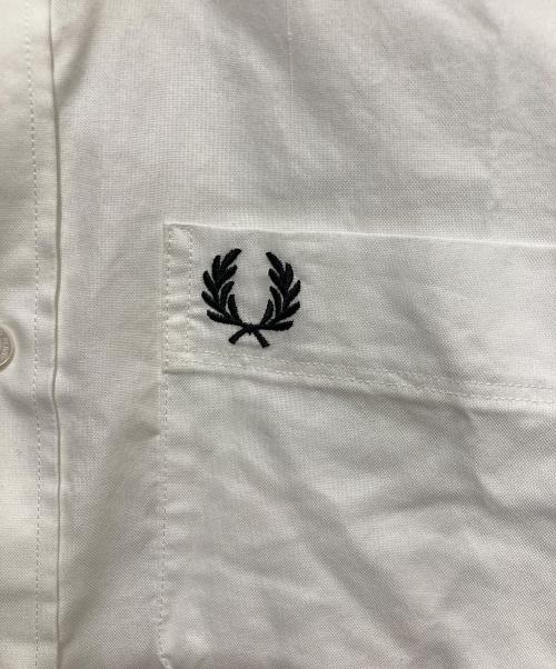 FRED PERRY（フレッドペリー）FRED PERRY (フレッドペリー) ワンポイント刺繍シャツ ホワイト サイズ:Sの古着・服飾アイテム