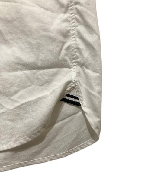 FRED PERRY（フレッドペリー）FRED PERRY (フレッドペリー) ワンポイント刺繍シャツ ホワイト サイズ:Sの古着・服飾アイテム
