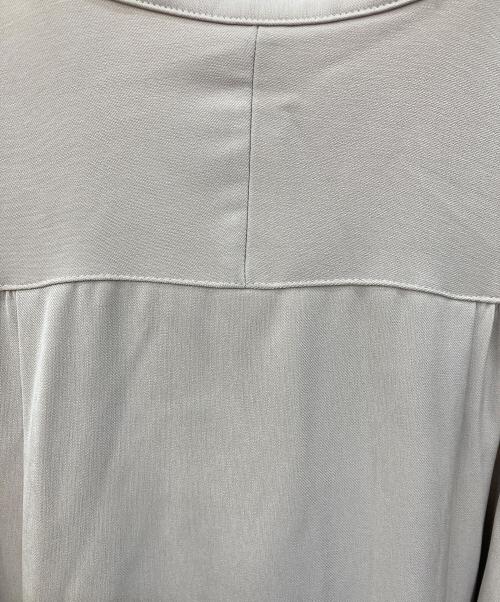 UNITED TOKYO（ユナイテッドトーキョー）UNITED TOKYO (ユナイテッドトーキョー) スタンドカラーシャーリングワンピース ベージュ サイズ:SIZE 0の古着・服飾アイテム