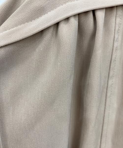 UNITED TOKYO（ユナイテッドトーキョー）UNITED TOKYO (ユナイテッドトーキョー) スタンドカラーシャーリングワンピース ベージュ サイズ:SIZE 0の古着・服飾アイテム