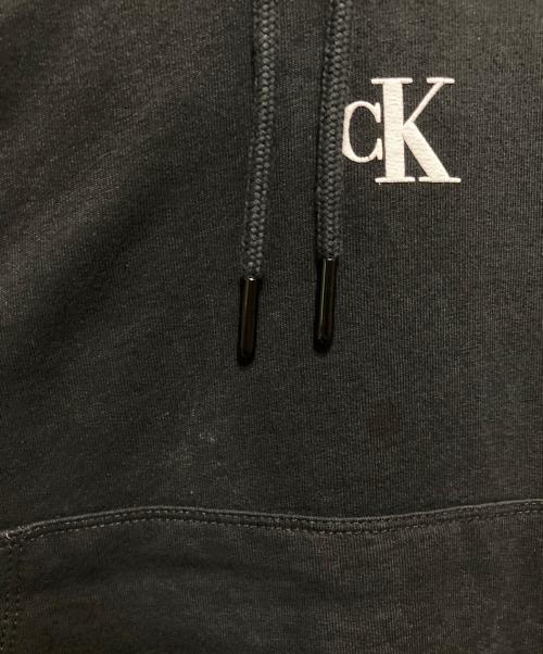 Calvin Klein Jeans（カルバンクラインジーンズ）Calvin Klein Jeans (カルバンクラインジーンズ) プルオーバーパーカー ブラック サイズ:Ⅿの古着・服飾アイテム