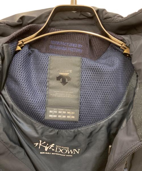 DESCENTE ALLTERRAIN（デザイント オルテライン）DESCENTE ALLTERRAIN (デザイント オルテライン) MIZUSAWA DOWN JACKET ネイビー サイズ:Mの古着・服飾アイテム