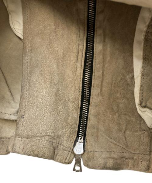 ISAMU KATAYAMA BACKLASH（イサムカタヤマ・バックラッシュ）ISAMU KATAYAMA BACKLASH (イサムカタヤマ・バックラッシュ) カーフ白鞣しスエード 製品バイオウォッシュ  シングル スタンド ライダース ベージュ サイズ:SIZE 2の古着・服飾アイテム