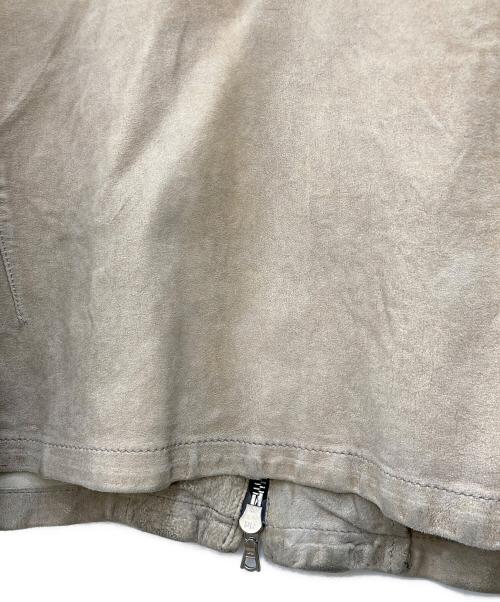 ISAMU KATAYAMA BACKLASH（イサムカタヤマ・バックラッシュ）ISAMU KATAYAMA BACKLASH (イサムカタヤマ・バックラッシュ) カーフ白鞣しスエード 製品バイオウォッシュ  シングル スタンド ライダース ベージュ サイズ:SIZE 2の古着・服飾アイテム