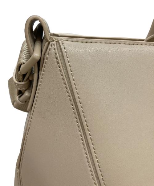 CHARLES & KEITH（チャールズアンドキース）CHARLES & KEITH (チャールズ＆キース) ナスリン ジオメトリックトートバッグ ベージュの古着・服飾アイテム