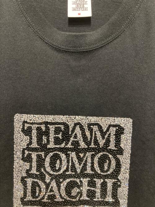 THE BLACK EYE PATCH（ブラックアイパッチ）THE BLACK EYE PATCH (ブラックアイパッチ) TEAM TOMODACHI LABEL RHINESTONE TEE ブラック サイズ:Mの古着・服飾アイテム