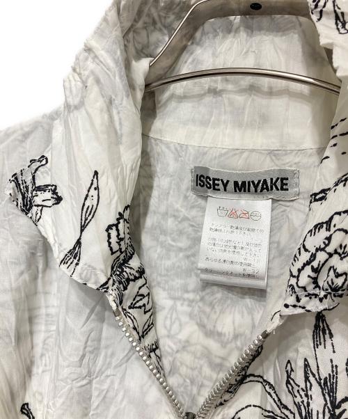 ISSEY MIYAKE（イッセイミヤケ）ISSEY MIYAKE (イッセイミヤケ) ライトクロップドフラワージャケット ホワイト サイズ:Mの古着・服飾アイテム