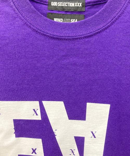 GOD SELECTION XXX（ゴッドセレクショントリプルエックス）GOD SELECTION XXX (ゴッドセレクショントリプルエックス) WIND AND SEA (ウィンダンシー) コラボTシャツ パープル サイズ:Mの古着・服飾アイテム