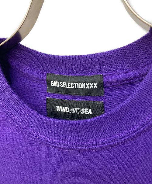 GOD SELECTION XXX（ゴッドセレクショントリプルエックス）GOD SELECTION XXX (ゴッドセレクショントリプルエックス) WIND AND SEA (ウィンダンシー) コラボTシャツ パープル サイズ:Mの古着・服飾アイテム