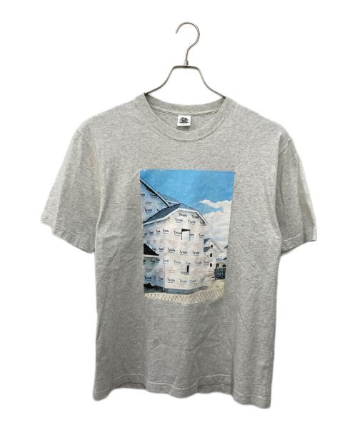 THE BLACK EYE PATCH（ブラックアイパッチ）THE BLACK EYE PATCH (ブラックアイパッチ) Housewrap Tyvek Tee  グレー サイズ:Ｌの古着・服飾アイテム