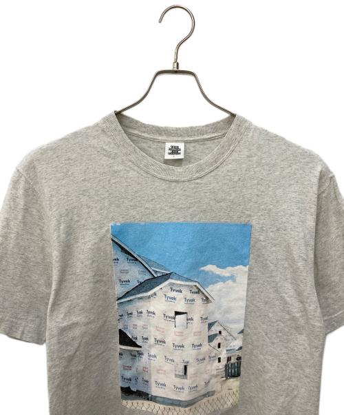 THE BLACK EYE PATCH（ブラックアイパッチ）THE BLACK EYE PATCH (ブラックアイパッチ) Housewrap Tyvek Tee  グレー サイズ:Ｌの古着・服飾アイテム