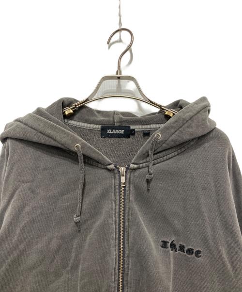X-LARGE（エクストララージ）X-LARGE (エクストララージ) PIGMENT DYED EMBOSS LOGO ZIP HOODED SWEAT グレー サイズ:Lの古着・服飾アイテム