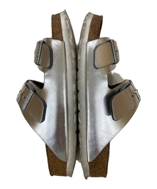 BIRKENSTOCK（ビルケンシュトック）BIRKENSTOCK (ビルケンシュトック) ARIZONA コンフォートサンダル シルバー サイズ:22.5の古着・服飾アイテム